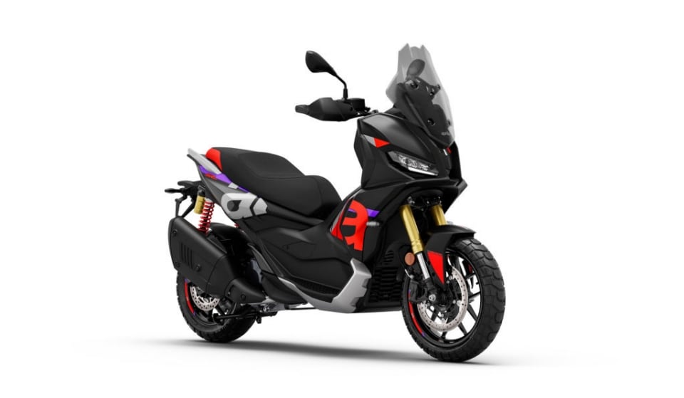 Uno scooter adventure e colorazioni racing: ecco le novità Aprilia per il 2026